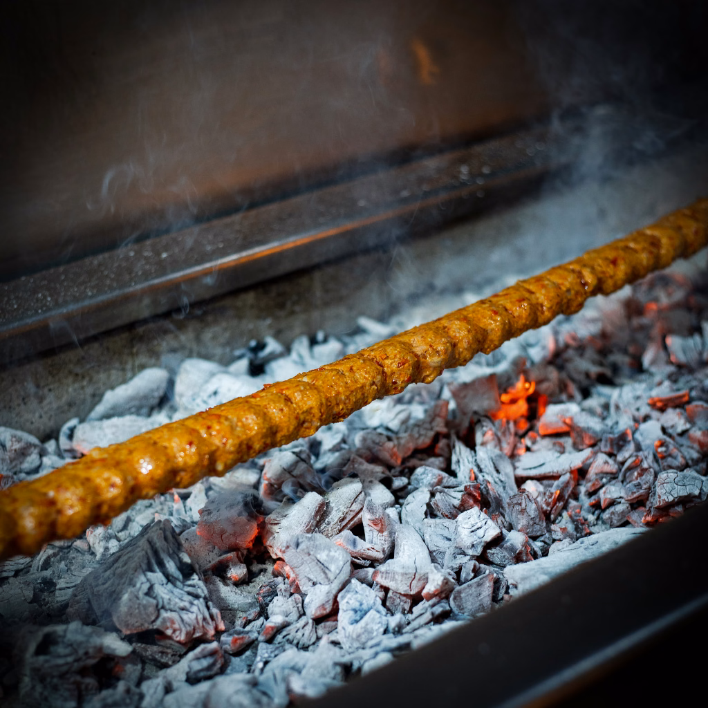Adana Kebab in Rotterdam: Een Diepere Duik in deze Turkse Specialiteit
