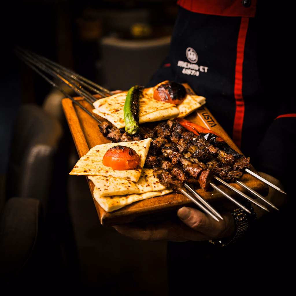 Culinaire Reis naar Rotterdam: Waarom Foodies Speciaal Komen voor de Ciğer van Mehmet Usta