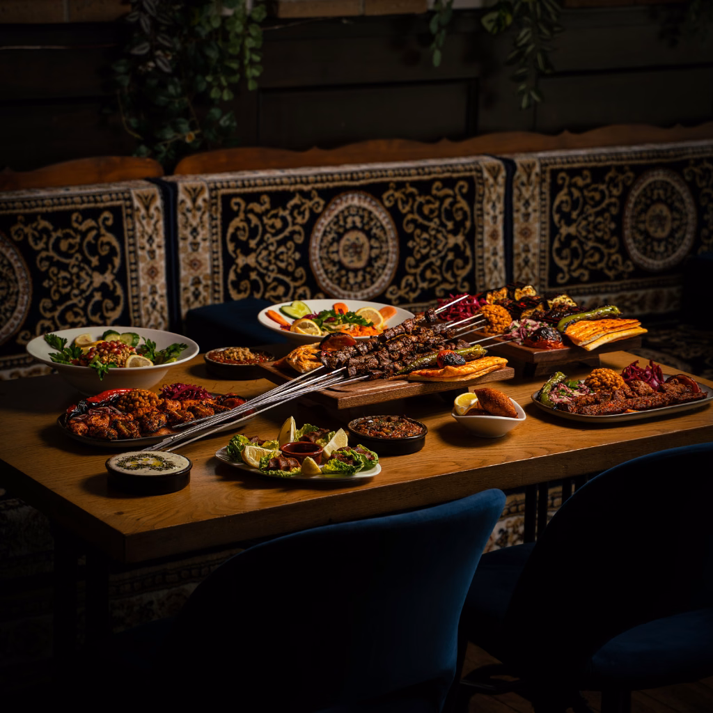 Uit eten met een grote groep in Rotterdam: zo regelt Mehmet Usta je avond